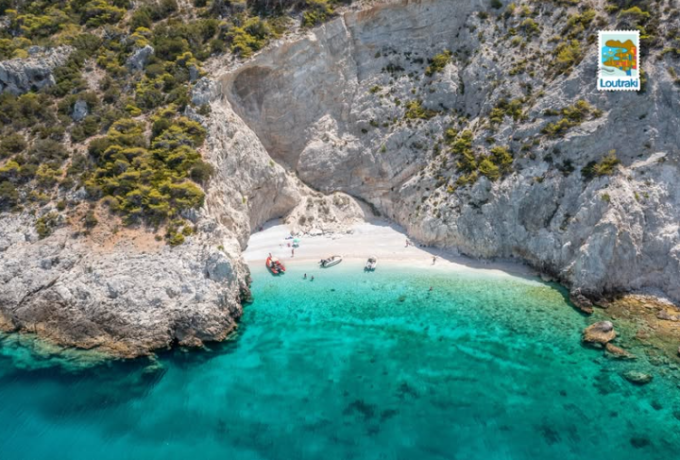 Λεύκη – Παραλία Παραθύριζα: Ο κρυμμένος παράκτιος θησαυρός του Λουτρακίου που προσφέρεται μόνο για εξερεύνηση με σκάφος